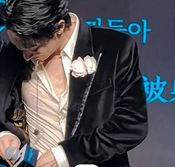 중국 항저우 팬미팅에서 땀을 흘리고 있는 이수혁. 사진 | 이수혁 SNS