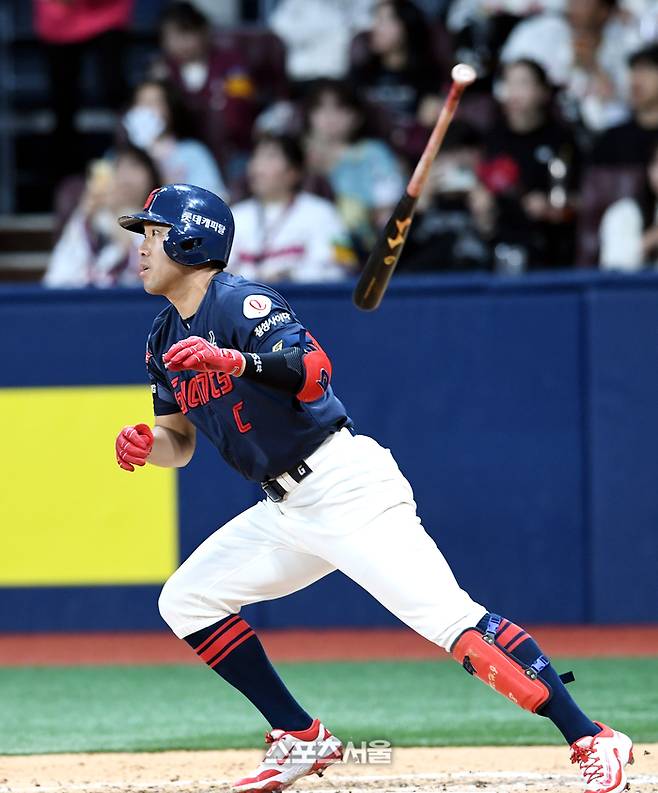 롯데 전준우가 1일 고척스카이돔에서 열린 2025 KBO리그 키움과 경기 4회초 무사 롯데 선발 조영건을 상대로 2루타를 치고 있다. 고척 | 박진업 기자 upandup@sportsseoul.com