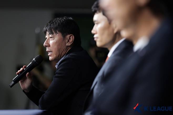 울산 신태용 감독이 4일 서울 신문로 축구회관에서 열린 2025~2026시즌 아시아 챔피언스리그(ACL) 참가 4개팀 미디어데이에서 발언하고 있다. 사진 | 한국프로축구연맹