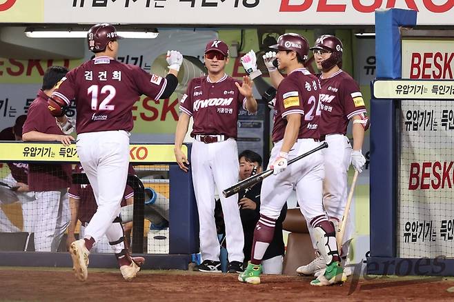 키움 김건희가 3일 대구삼성라이온즈파크에서 열린 2025 KBO리그 삼성전에서 홈런을 터뜨린 뒤 설종진 감독대행과 하이파이브를 하고 있다. 사진 | 키움 히어로즈