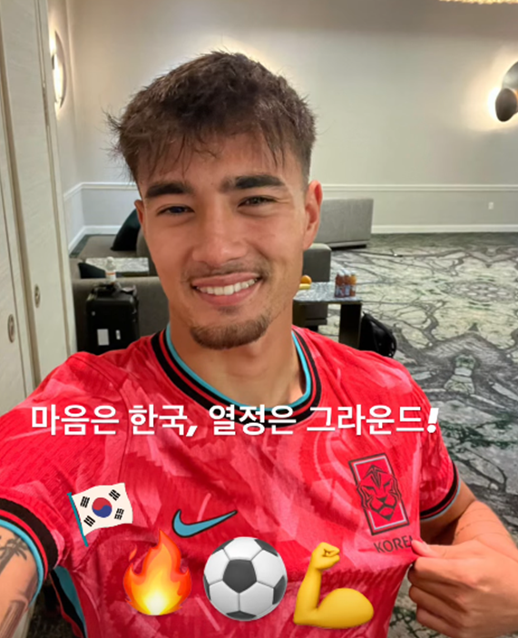 한국 국가대표팀의 붉은 유니폼을 입은 옌스 카스트로프. /사진=옌스 카스트로프 어머니 안수연 씨 인스타그램