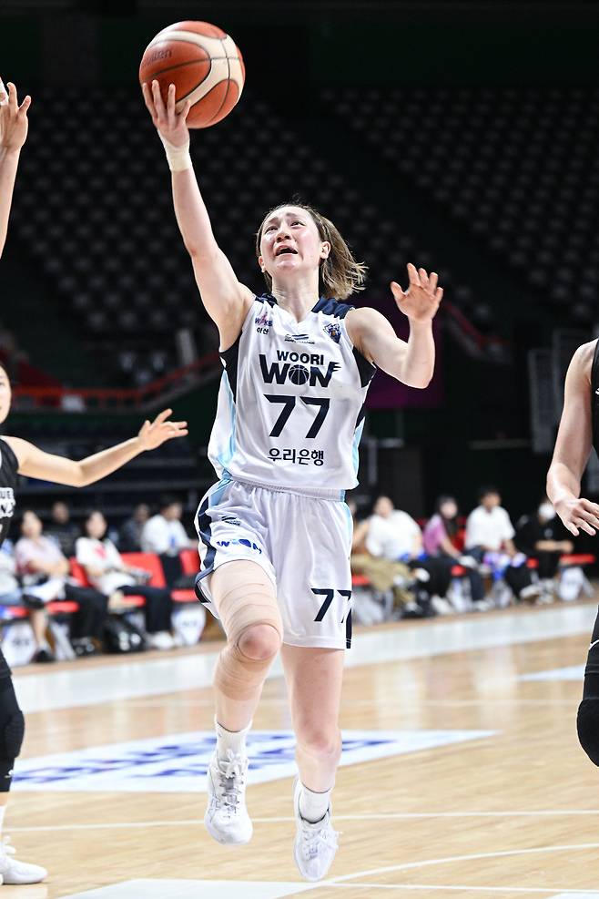 우리은행 세키 나나미가 3일 부산 사직체육관에서 열린 '2025 BNK금융 박신자컵' A조 삼성생명전에서 레이업슛을 시도하고 있다. 사진제공=WKBL