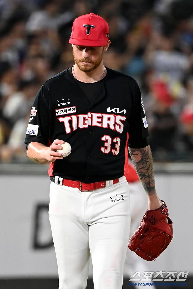 6일 부산 사직야구장에서 KIA와 롯데의 경기가 열렸다. 3회말 무사 1루 KIA 올러가 롯데 레이예스에 안타를 허용한 뒤 아쉬워하고 있다. 부산=허상욱 기자wook@sportschosun.com/2025.08.06/