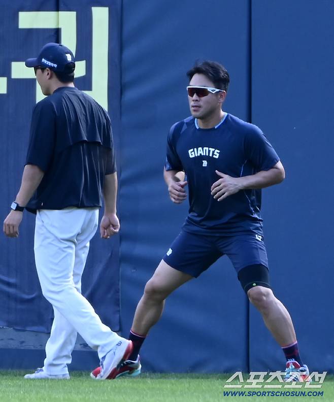 19일 잠실야구장에서 열린 롯데와 LG의 경기, 롯데 전준우가 외야를 달리며 훈련을 소화하고 있다. 잠실=허상욱 기자wook@sportschosun.com/2025.08.19/