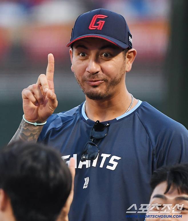 26일 부산 사직구장에서 열린 KT와 롯데의 경기. 롯데 빈스 벨라스케즈가 동료를 향해 손가락 1개를 펴 보이며 웃고 있다. 부산=정재근 기자 cjg@sportschosun.com/2025.8.26/