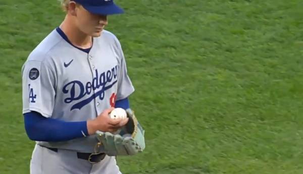 기념구를 다시 글러브 속으로 넣는 에밋 시언. ⓒ인터넷 커뮤니티 에펨코리아