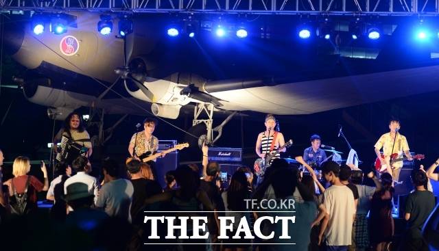 크라잉넛이 인디 30주년을 맞은 올해 데뷔 30주년을 맞았다. 이들은 "기존 한국 음악에서 없었던 새로운 시도와 변화의 물결이었고 기존에 없던 시스템을 차례로 고쳐나갔다. 인디 신의 발전은 공연장에서 흘린 땀방울의 가치"라고 돌아봤다. 사진은 2016년 여의도공원에서 개최한 콘서트 당시 모습. /더팩트 DB