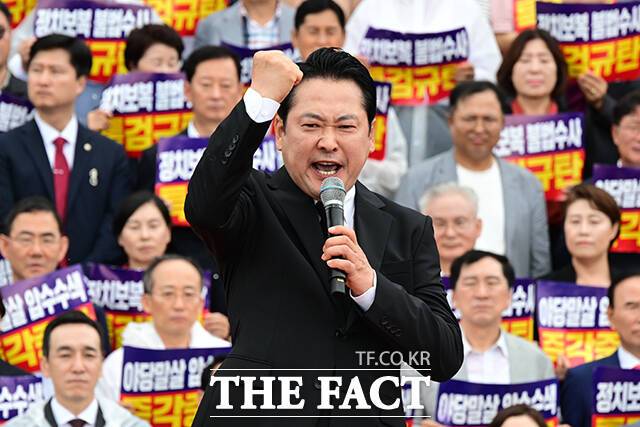 장동혁 국민의힘 대표가 4일 오전 서울 여의도 국회 본관 앞에서 열린 '야당말살 정치탄압 특검수사 규탄대회'에 참석해 규탄사를 하고 있다. /국회=남윤호 기자