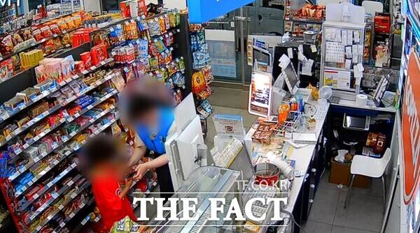 편의점 아르바이트생 김모 씨가 긿을 잃고 도움을 요청한 A군을 보호하고 있는 모습./대전경찰청