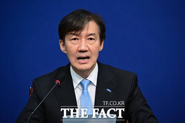 조국 조국혁신당 혁신정책연구원장이 4일 사회관계망서비스(SNS)에 당내 성비위 사건과 관련한 글을 올려 "큰 상처를 받으신 피해자분들께 깊은 위로를 전한다"라고 밝혔다. /남윤호 기자