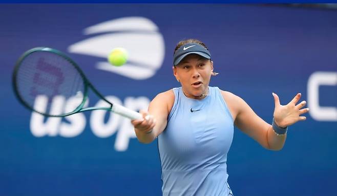 미국의 아만다 아니시모바가 3일 2025 US오픈 여자단식 8강전에서 이가 시비옹테크와 맞서고 있다. 사진/US오픈