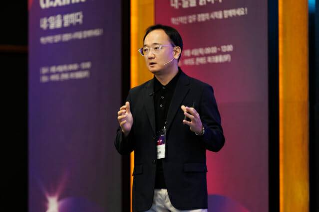 LG CNS가 4일 진행한 에이엑스씽크온 행사에서 디지털AX담당 이승찬 상무가 키노트 발표를 진행하고 있다. (사진=LG CNS)
