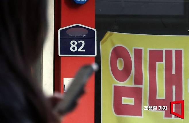 서울 신촌의 한 상가밀집지역에 빈점포들이 즐비하다. 조용준 기자