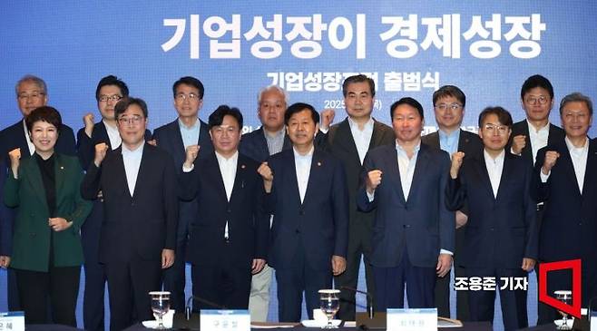 구윤철 경제부총리 겸 기획재정부 장관, 김영훈 고용노동부 장관, 최태원 대한상공회의소 회장, 시중은행장 등 참석자들이 4일 서울 중구 롯데호텔에서 열린 기업성장포럼 출범식에서 기념촬영을 하고 있다. 2025.9.4 조용준 기자