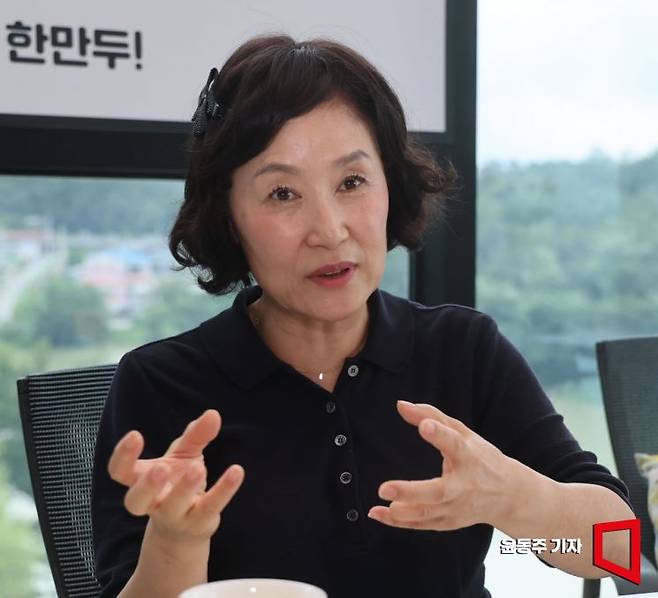 남미경 한만두식품 대표가 경기도 양주시 한만두식품 본사에서 아시아경제와 인터뷰를 하고 있다. 윤동주 기자