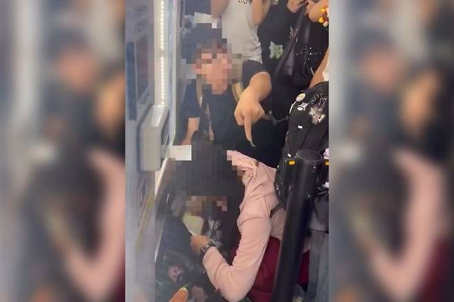 아이돌 그룹 'NCT 위시' 팝업스토어에서 상품 쓸어간 중국 남녀 모습. X(엑스)