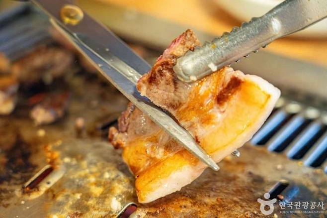 제주 흑돼지 구이. 한국관광공사