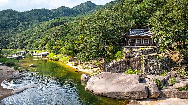 충북 괴산 화양구곡 너른 바위 위에 깃든 암서재(巖棲齋). 마루 한 칸, 방 두 칸 아담한 기와집이다. 17세기 학자·정치인 송시열이 59세 때인 1666년 처음 지었다. 당대 선비를 이끄는 ‘유림(儒林)의 영수(領袖)’라는 말을 들을 때였다.