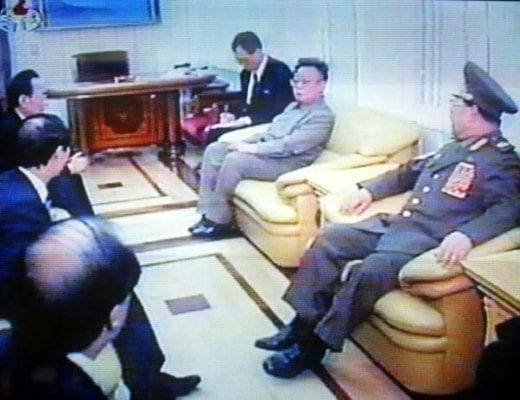 김정일 북한 국방위원장이 2004년 4월 19일부터 21일까지 중국을 방문하면서 이용했던 특별열차의 내부 모습이 당시 김 위원장의 중국 방문을 기록한 영화 속에서 공개됐다. 사진은 톈진역에 정차된 열차 안에서 김 위원장이 중국 공산당 간부 등과 담소하고 있는 장면으로, 창으로 둘러싸인 실내에는 크림색의 고급 소파와 책상이 배치돼 있고 벽걸이TV가 걸려 있다. /조선DB