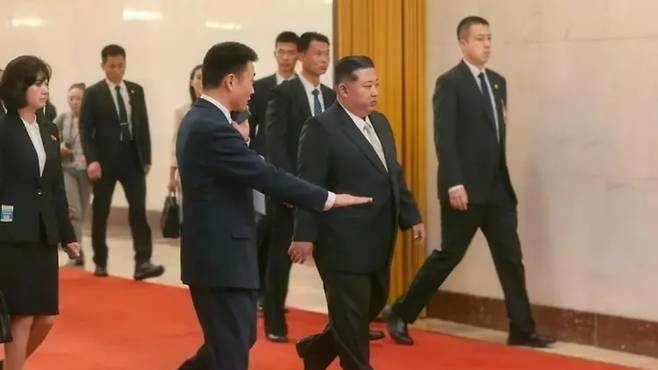 김정은 북한 국무위원장이 4일 오후 베이징 인민대회당에서 시진핑 중국 국가주석과 회담을 위해 이동하고 있다./CCTV 뉴스1