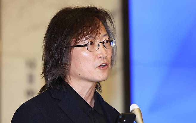 주병기 공정거래위원장 후보자가 서울 중구 대한상의에 마련된 인사청문회 준비 사무실에 출근하며 취재진과 질의응답을 하고 있다. /뉴스1