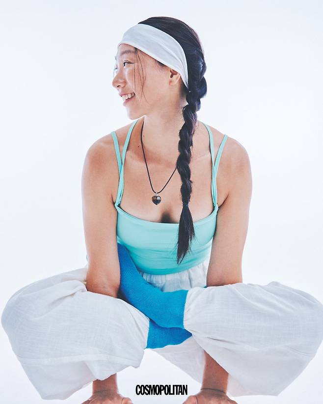 톱, 팬츠, 양말 모두 Dhyani. 헤어밴드 Manduka. 목걸이, 반지, 양말 본인 소장품.