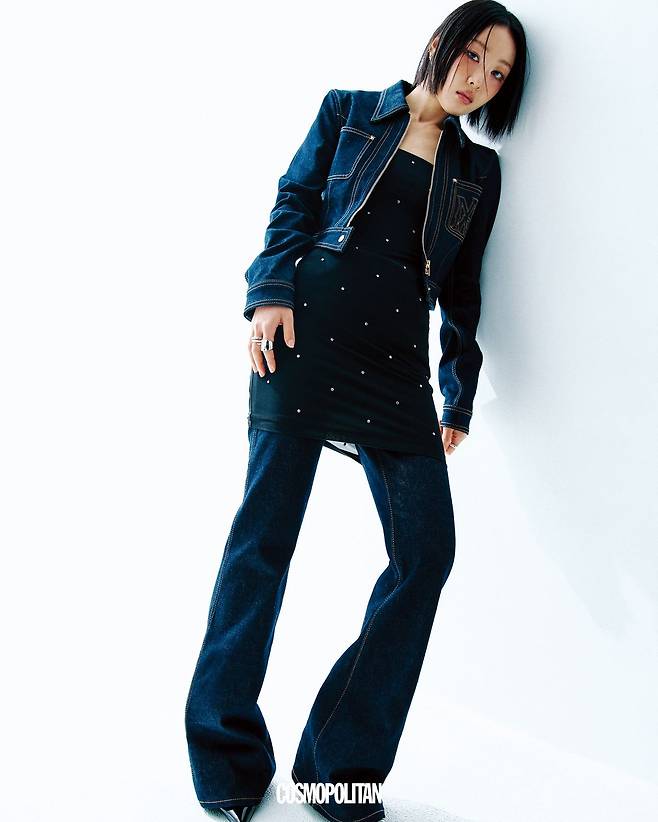 데님 재킷, 미니드레스, 데님 팬츠 모두 Amiri. 귀고리, 오른손과 왼손 후프 링 모두 Tacto. 오른손 검지 반지 Novice Tokyo. 슈즈 스타일리스트 소장품.