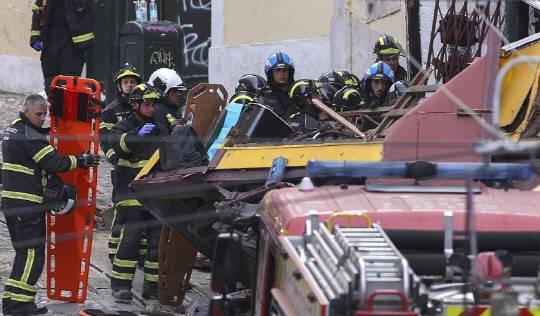 3일(현지시간) 포루투갈 리스본에서 발생한 푸니쿨라 탈선 사고 현장에서 구조대원들이 작업하고 있다. EPA 연합뉴스.
