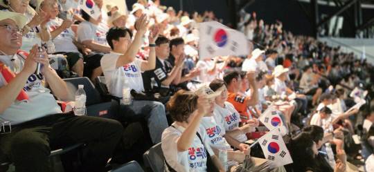 백제로타리클럽은 지난 3일 대전광역시 중구청, 한화이글스와 함께 독립유공자·6·25 참전용사·국가유공자 및 가족 50여 명을 초청해 대전 한화생명 볼파크에서 프로야구 관람 봉사활동을 진행했다. 백제로타리크럽 제공