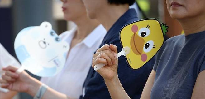 서울 지역에 첫 폭염경보가 발효된 지난달 서울 여의도 일대에서 시민들이 부채를 부치며 더위를 달래고 있다. ⓒ데일리안DB