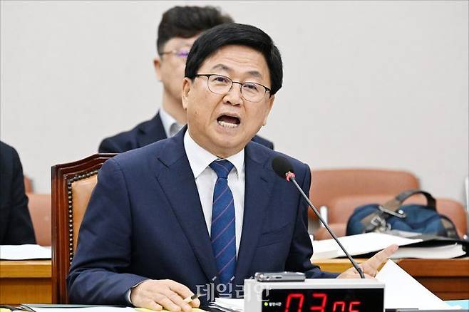 최교진 사회부총리 겸 교육부 장관 후보자가 지난 2일 국회에서 열린 국회 교육위원회 사회부총리 겸 교육부 장관 후보자 인사청문회에서 질의에 답변하고 있다. ⓒ데일리안 홍금표 기자