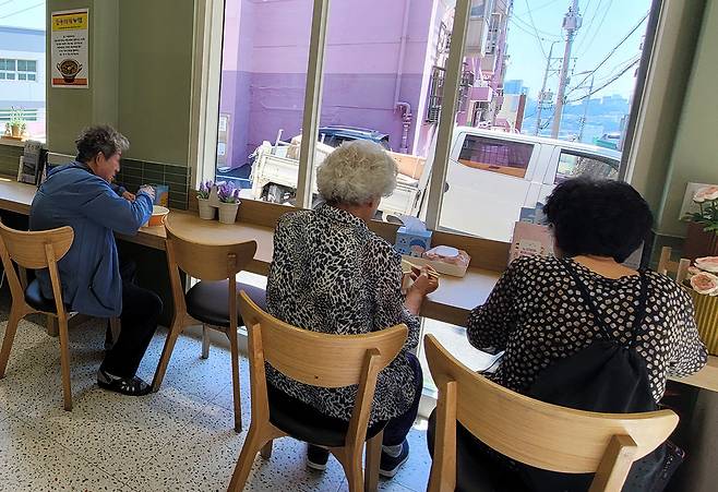 사회적 고립 해소를 위해 올 6월 개소한 부산 동구 수정동 ‘끼리 라면’에서 어르신들이 라면을 먹고 있다. 부산종합사회복지관 제공