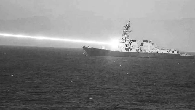 요격 시험을 진행하고 있는 미 해군의 레이저 무기 ‘HELIOS’(헬리오스). 미 해군 보고서 캡처