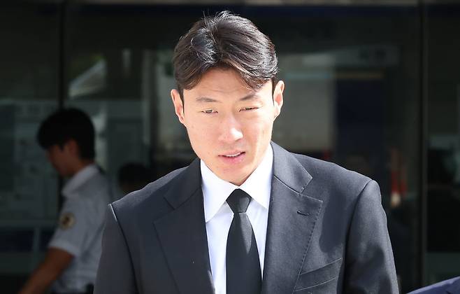 축구선수 황의조가 4일 오후 서울 서초구 서울중앙지방법원에서 열린 불법촬영 등 혐의 항소심 선고를 마치고 법원을 나서고 있다. 2025.09.04. 뉴시스