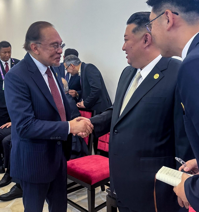 안와르 이브라힘 말레이시아 총리와 악수하는 김정은 북한 노동당 총비서. 안와르 총리 폐이스북