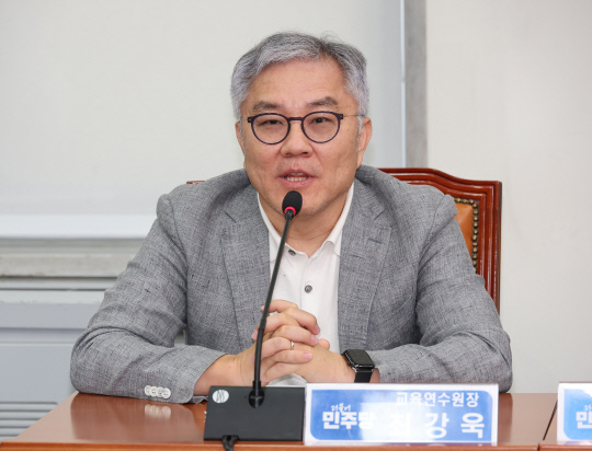 더불어민주당 최강욱 교육연수원장이 국회에서 열린 최고위원회의에 참석해 발언하고 있다. [연합뉴스]