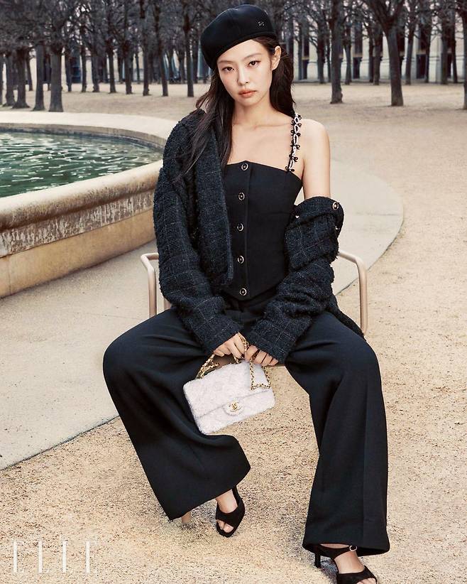 팔레 루아얄의 분수와 정원에서 2025/2026 프리 컬렉션을 입은 제니.