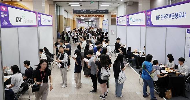 지난 26일 2025 하반기 지역인재 공공기관 합동채용설명회가 열린 부산 연제구 부산시청 대강당에서 청년 구직자들이 채용상담을 받고 있다. 뉴시스 제공