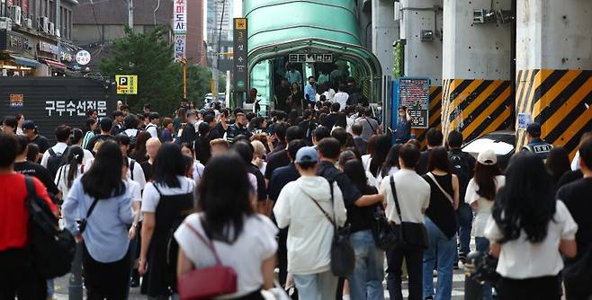 서울 성동구 성수역 3번 출구 앞이 퇴근하는 시민들로 붐비고 있다. 뉴시스