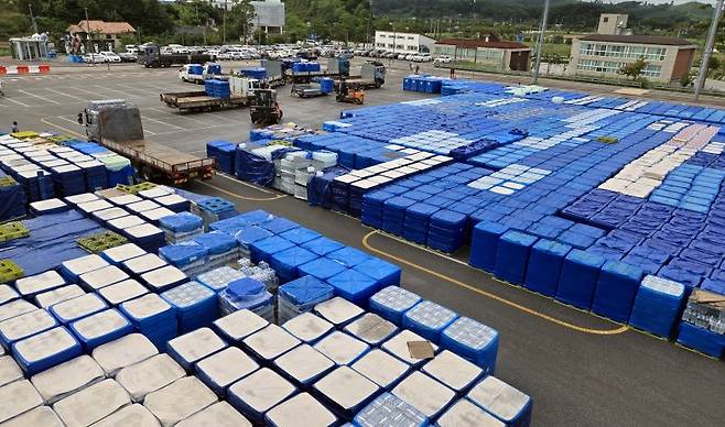 4일 오후 강원 강릉 올림픽파크 일원에서 각 읍면동으로 지원될 생수 배분 작업이 한창이다. 강릉시는 수돗물 사용을 조금이라도 줄이고자 저수율 10% 이하에 배부하기로 했던 218만개의 생수를 4일부터 1인당 12ℓ씩 배부에 나섰다. 연합뉴스