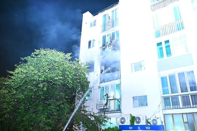 지난달 21일 대구 서구 5층짜리 아파트 3층 실외기에서 불이 나 소방 당국이 진화하고 있다. 대구소방본부 제공