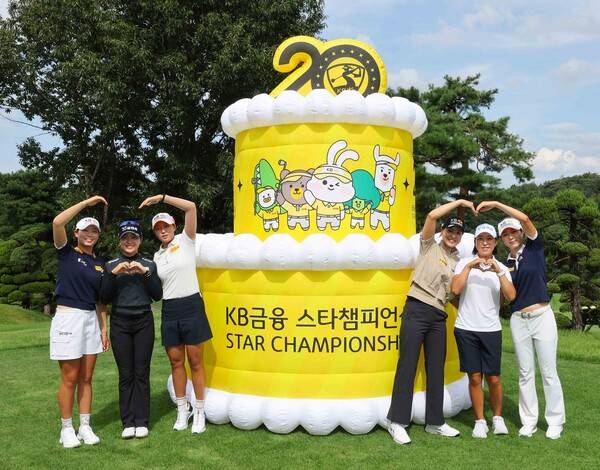 2025년 한국여자프로골프(KLPGA) 투어 메이저 대회 KB금융 스타챔피언십 포토콜 행사에 참석한 방신실, 유현조, 박예지, 전인지, 김해림, 안송이 프로. 사진제공=대회조직위