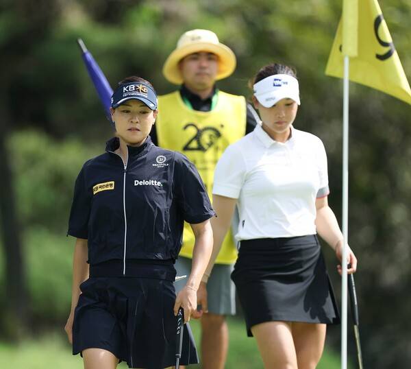 2025년 한국여자프로골프(KLPGA) 투어 메이저 대회 KB금융 스타챔피언십에 출전한 전인지, 김민솔 프로가 1라운드에서 동반 경기하는 모습이다. 사진제공=KLPGA