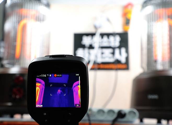 부산 연제구 부산 소방재난본부에서 실시한 콘센트 화재 시험에서 콘센트가 116도까지 올라간 모습이다.(ⓒ뉴스1, 무단 전재-재배포 금지)