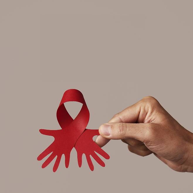 HIV 감염인과 에이즈 환자를 상징하는 붉은색 리본(레드리본). 레드리본은 에이즈 예방과 HIV 감염인에 대한 편견 해소 및 이들에 대한 지지와 연대를 의미하기도 한다. 게티이미지뱅크