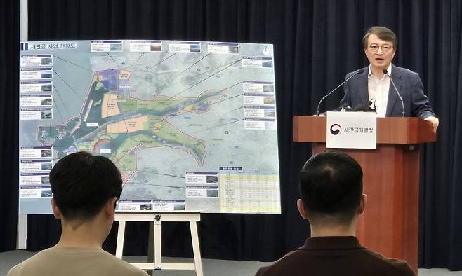 김의겸 새만금개발청장은 4일 전북도청에서 기자회견을 열고 새만금 재생에너지 추진 계획을 발표했다. 천경석 기자