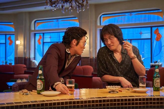 ‘애마’ 6회. 제작자와 연예기자가 대종상을 누구에게 주느니 마느니, 거래하는 장면. 재능있는 여성들이 남성 연대에 의해 착취당하는 구도를 잘 보여준다. 넷플릭스 제공