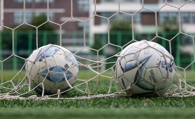 2025년 7월16일 낮 서울 광진구 광양중학교 운동장 축구 골문 안에 공 2개가 놓여 있다. 김진수 선임기자 jsk@hani.co.kr