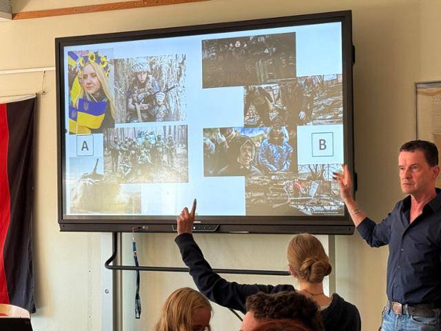 독일 브란덴부르크주의 마리퀴리 김나지움에서 10학년을 대상으로 정치 과목 수업이 진행되는 모습. 본격적인 토론에 앞서 교실 모니터 화면 왼쪽에는 독일 연방군, 오른쪽에는 워싱턴포스트가 찍은 전쟁 보도사진이 띄워져 있다. 브란덴부르크=최은서 기자