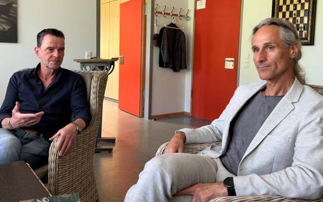 독일 브란덴부르크주의 마리퀴리 김나지움 교무실에서 뤼디거 베커(왼쪽) 정치 교사와 토마스 마이네케 교장이 한국일보와의 인터뷰에 응하고 있다. 브란덴부르크=최은서 기자